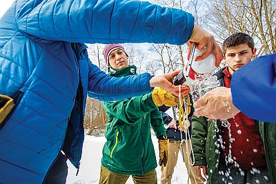 地标学院学生和教授进行冬季水生态测试 
